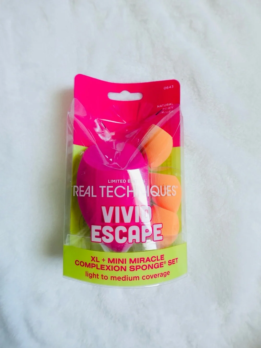 Real Techniques VIVID ESCAPE XL + MINI MIRACLE COMPLEXION SPONGE CASE - New